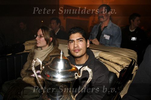 Alphen 19 januari 2006
Huldiging Jelle Klaasen en zijn vriendin nadat hij de lake side darts heet gewonnen. vader Jelle op de achtergrond