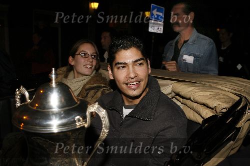 Alphen 19 januari 2006
Huldiging Jelle Klaasen en zijn vriendin nadat hij de lake side darts heet gewonnen. vader Jelle op de achtergrond