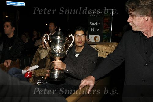 Alphen 19 januari 2006
Huldiging Jelle Klaasen nadat hij de lake side darts heet gewonnen.  Jelle met zijn stiefvader