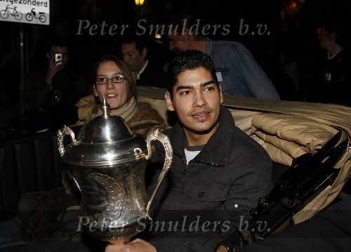 Alphen 19 januari 2006
Huldiging Jelle Klaasen en zijn vriendin nadat hij de lake side darts heet gewonnen. vader Jelle op de achtergrond
