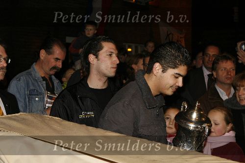 Alphen 19 januari 2006
Huldiging Jelle Klaasen nadat hij de lake side darts heet gewonnen.  Jelle met beveiliging