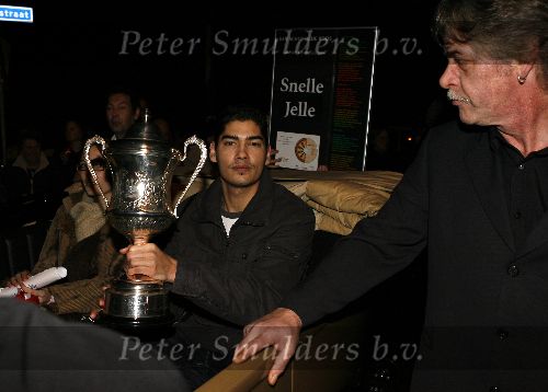 Alphen 19 januari 2006
Huldiging Jelle Klaasen nadat hij de lake side darts heet gewonnen.  Jelle met zijn stiefvader