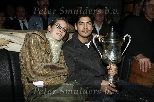 Alphen 19 januari 2006
Huldiging Jelle Klaasen en zijn vriendin nadat hij de lake side darts heet gewonnen. vader Jelle op de achtergrond