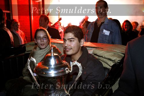 Alphen 19 januari 2006
Huldiging Jelle Klaasen en zijn vriendin nadat hij de lake side darts heet gewonnen. vader Jelle op de achtergrond