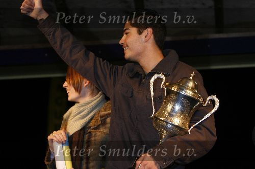 Alphen 19 januari 2006
Huldiging Jelle Klaasen nadat hij de lake side darts heet gewonnen.  Jelle met zijn vriendin