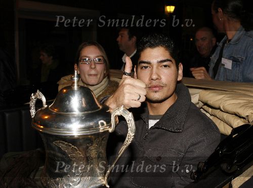 Alphen 19 januari 2006
Huldiging Jelle Klaasen en zijn vriendin nadat hij de lake side darts heet gewonnen. vader Jelle op de achtergrond