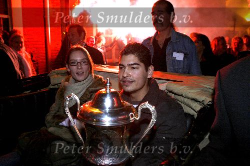Alphen 19 januari 2006
Huldiging Jelle Klaasen en zijn vriendin nadat hij de lake side darts heet gewonnen. vader Jelle op de achtergrond