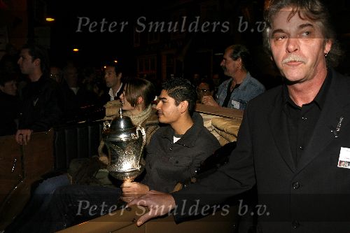Alphen 19 januari 2006
Huldiging Jelle Klaasen nadat hij de lake side darts heet gewonnen. rechts zijn stiefvader achter hem zijn vader