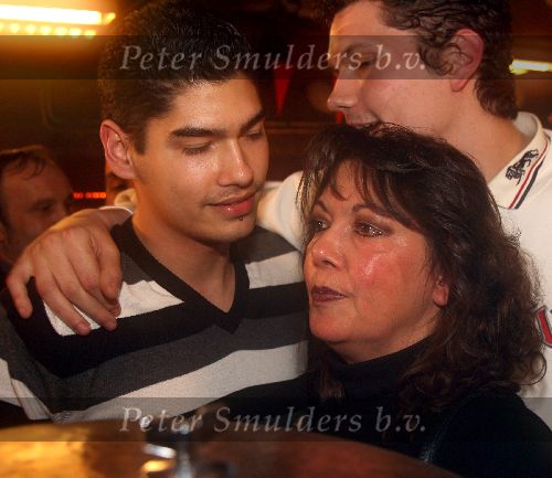 Vlijmen, 16 Januari 2006 Huldiging Darts Lakeside-kampioen
Jelle Klaassen met zijn broer en moeder