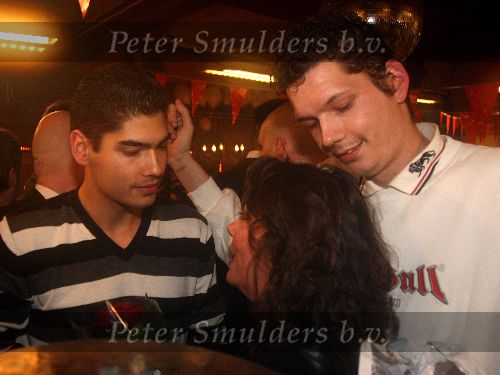 Vlijmen, 16 Januari 2006 Huldiging Darts Lakeside-kampioen
Jelle Klaassen met zijn moeder en broer