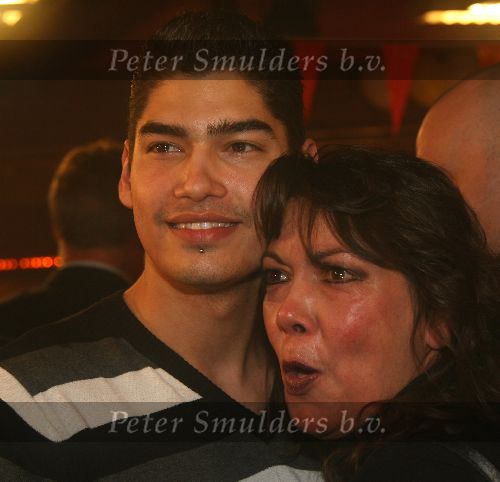 Vlijmen, 16 Januari 2006 Huldiging Darts Lakeside-kampioen
Jelle Klaassen met zijn moeder