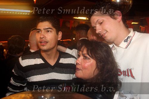 Vlijmen, 16 Januari 2006 Huldiging Darts Lakeside-kampioen
Jelle Klaassen met zijn moeder en broer