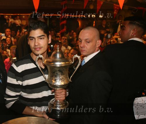 Vlijmen, 16 Januari 2006 Huldiging Darts Lakeside-kampioen
Jelle Klaassen met een 6-tal security mensen om zich heen !!!!