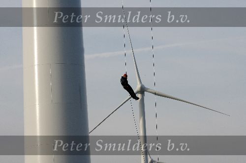 Biddinghuizen 16 januari 2006
Edwin Smulders en Klaas Wilting abseilen van windmolen van 70 meter hoog.