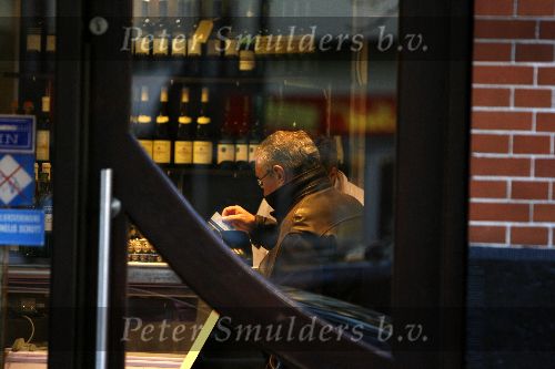 Amsterdam 10 januari 2006
Louis v Dijk doet boodschappen  op Cornelis schuytstraat