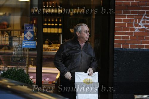 Amsterdam 10 januari 2006
Louis v Dijk doet boodschappen  op Cornelis schuytstraat