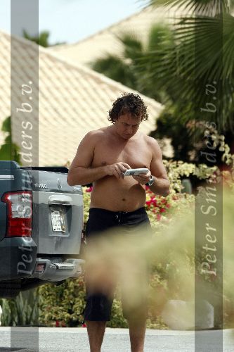 Curacao 5 januari 2006
Marco Borsato met gsm op vakantie op curacao