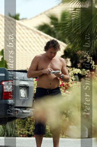 Curacao 5 januari 2006
Marco Borsato met gsm op vakantie op curacao