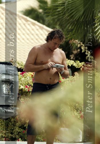 Curacao 5 januari 2006
Marco Borsato met gsm op vakantie op curacao