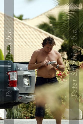 Curacao 5 januari 2006
Marco Borsato met gsm op vakantie op curacao