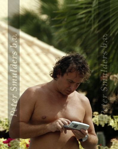 Curacao 5 januari 2006
Marco Borsato met gsm op vakantie op curacao