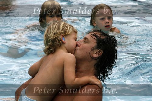 Curacao 6 januari 2006
Marco Borsato met Leontien Jada Senna en Luca op vakantie op curacao.kussend