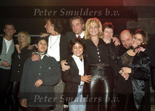 Zundert,12 Januari 1997 Nieuwjaarsfeest Free Record.
Officieel de eerste ontmoeting tussen Marco Borsato en Leontine Ruiters, inmiddels Leontine Borsato ( geheel links op de foto Leco v Zadelhoff om maar enigzins de indruk te wekken dat er nog niets aan de hand is tussen hun beiden ) Verder Vanessa ( Connie Breukhoven en Hans Breukhoven met hun kinderen Marvin Breukhoven, Shanne Breukhoven en Constance Breukhoven