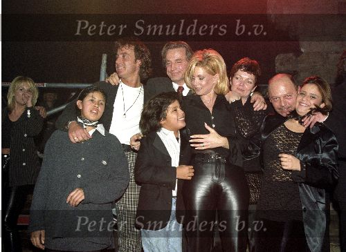 Zundert,12 Januari 1997 Nieuwjaarsfeest Free Record.
Officieel de eerste ontmoeting tussen Marco Borsato en Leontine Ruiters, inmiddels Leontine Borsato ( geheel links op de foto Leco v Zadelhoff om maar enigzins de indruk te wekken dat er nog niets aan de hand is tussen hun beiden ) Verder Vanessa ( Connie Breukhoven en Hans Breukhoven met hun kinderen Marvin Breukhoven, Shanne Breukhoven en Constance Breukhoven