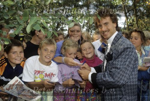 Hilversum, 16 augustus 1990
Marco Borsato, enkele dagen nadat hij de Playbackshow bij Henny Huisman heeft gewonnen deelt handtekeningen uit aan jonge fans