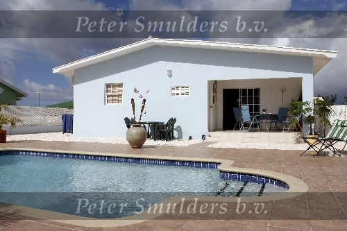 Curacao 7 januari 2006
Marianne Weber bij haar huis op Curacao