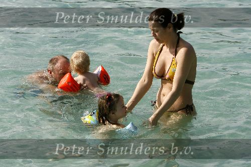 Curacao 7 januari 2006
Henk Poort en Marjolein Keunig en hun dochters  in zee bij Zanzibar