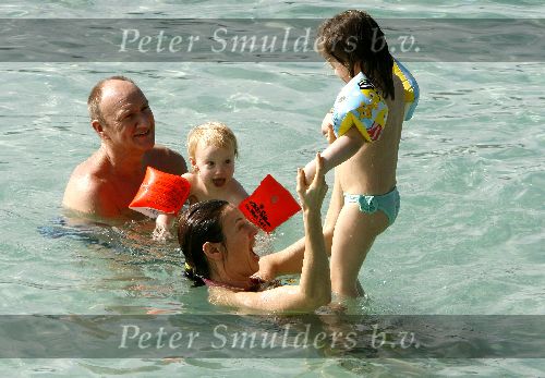 Curacao 7 januari 2006
Henk Poort en Marjolein Keunig en hun dochters  in zee bij Zanzibar