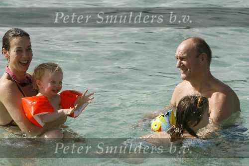 Curacao 7 januari 2006
Henk Poort en Marjolein Keunig en hun dochters  in zee bij Zanzibar