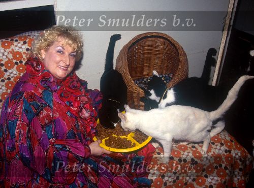 Amsterdam 1997 Miep Brons met enkele van haar katten
