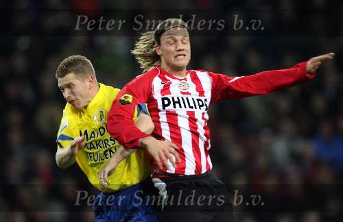 Eindhoven, 20 Januari 2006
Kompetitiewedstrijd Seizoen 2005/2006 
PSV-RKC Waalwijk eindstand 2-0
Mika Vayrynen in kopduel met zijn tegenstander
© Foto Bart Bel