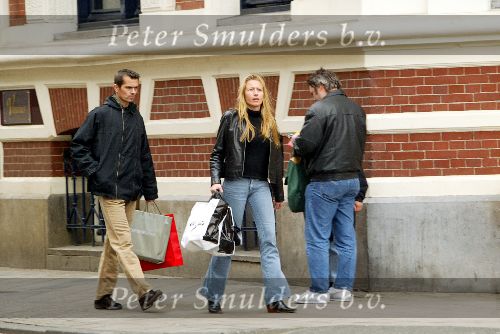 Amsterdam 10 maart 2003
Phillip Cocu shoppen met vriendin.
Cocu is de rest van het voetbalseizoen uitgeschakeld wegens een knieblessure