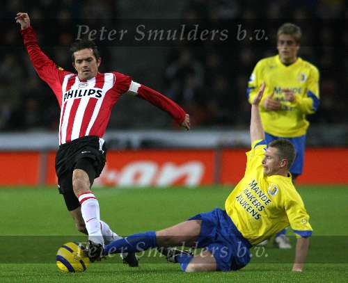 Eindhoven, 20 Januari 2006
Kompetitiewedstrijd Seizoen 2005/2006 
PSV-RKC Waalwijk eindstand 2-0
Phillip Cocu wordt getackled
© Foto Bart Bel