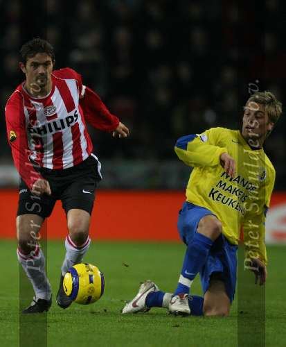 Eindhoven, 20 Januari 2006
Kompetitiewedstrijd Seizoen 2005/2006 
PSV-RKC Waalwijk eindstand 2-0
Phillip cocu wint het duel van zijn tegenstander
© Foto Bart Bel