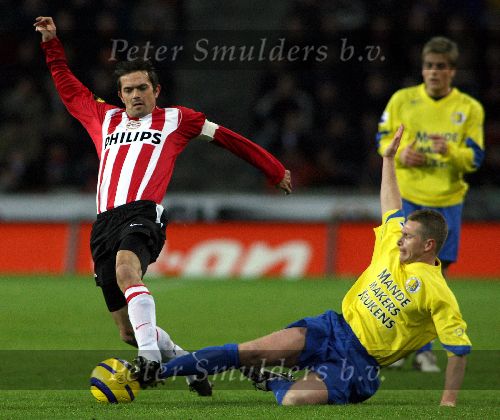 Eindhoven, 20 Januari 2006
Kompetitiewedstrijd seizoen 2005/2006
PSV-RKC, eindstand 1-1
Phillip Cocu in duel met robert Fuchs
@ Foto Edwin van Zandvoort