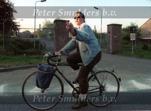 Nijmegen, 3 Mei 1995
Prinses Martha louise van Noorwegen  op de fiets naar de universiteit steekt haar middelvinger op.