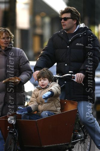 Amsterdam 14 januari 2006
Reinout Oerlemans met Thijmen in bakfiets op de cornelis schuytstraat