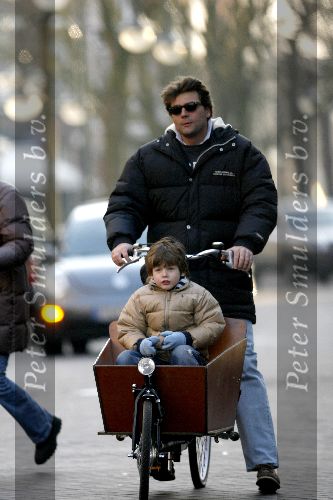 Amsterdam 14 januari 2006
Reinout Oerlemans met Thijmen in bakfiets op de cornelis schuytstraat