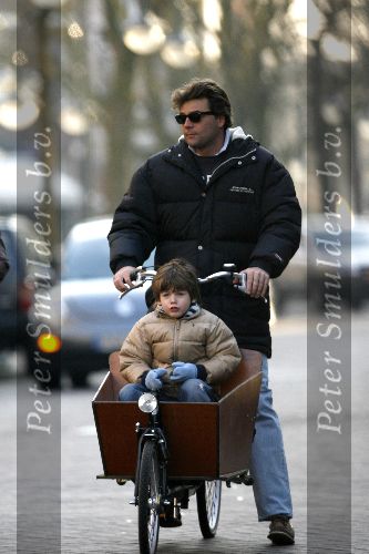 Amsterdam 14 januari 2006
Reinout Oerlemans met Thijmen in bakfiets op de cornelis schuytstraat