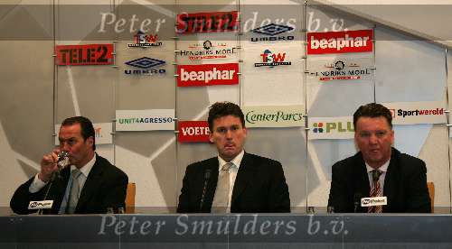 Kerkrade, 27 Januari 2006 
Kompetitiewedstrijd seizoen 2005/2006 
RODA JC - AZ eindstand 1-4 
Ruud Hesp tijdens de persconferentie met huub Stevens en Louis van Gaal