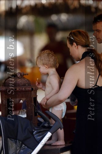 Curacao 7 januari 2006
Trijntje Oosterhuis op vakantie met haar man Sander en zoontje.
