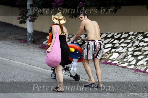 Curacao 7 januari 2006
Trijntje Oosterhuis op vakantie met haar man Sander en zoontje.