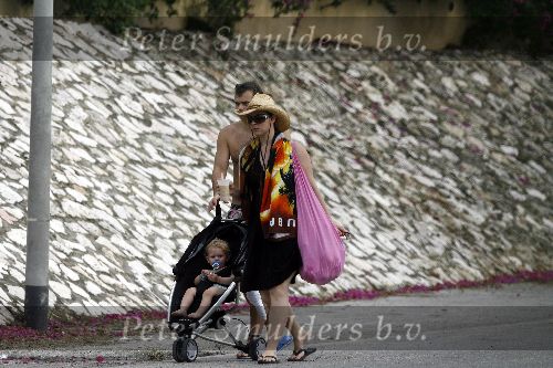 Curacao 7 januari 2006
Trijntje Oosterhuis op vakantie met haar man Sander en zoontje.