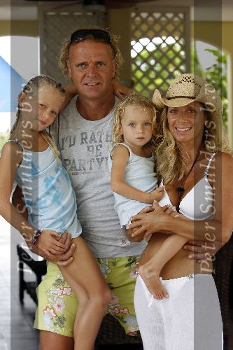 Curacao 6 januari 2006
Wino Omtzigt Sylvana Borsato en Romy en Jacky op vakantie op curacao