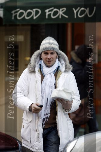 Amsterdam 10 januari 2006
Winston Gerschtanowitz  boodschappen doen op Cornelis schuytstraat