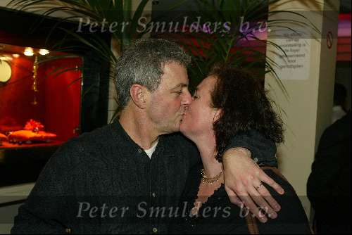 Amsterdam 14 januari 2003
Premiere van eten met vrienden 
Huub Stapel zijn vrouw kussend